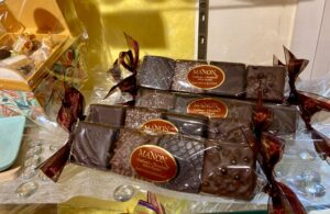 Carré praliné orange, nougatine, fleur de sel, café… chocolats Manon
